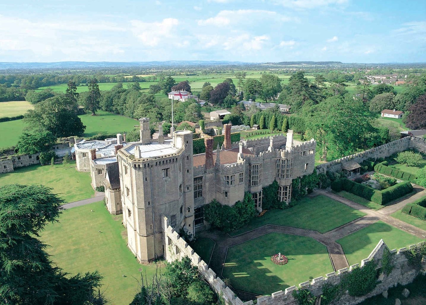 Castle hotels in England